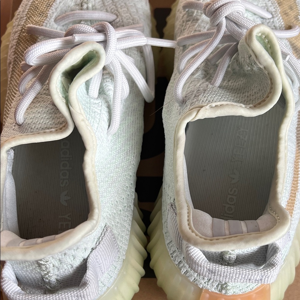 Yeezy Boost 350 v2 - Picture 5 of 7